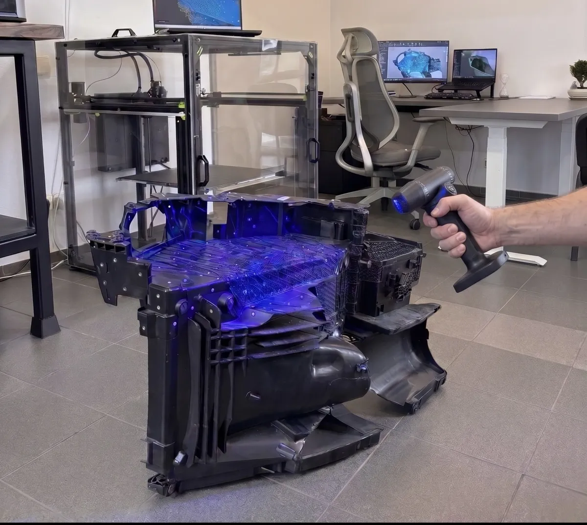 Rankiniu 3D skeneriu dirbtuvėje skenuojama didelė plastikinė detalė